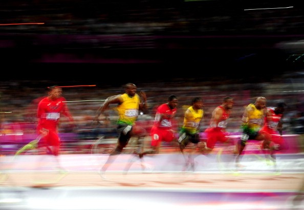 Đúng như một tia chớp, Usain Bolt vượt lên trên đối thủ...